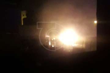 Última Hora: Incendio en un solar lleno de maderas próximo a la plaza de Punto Fielato (Telde)/Inma Perera.